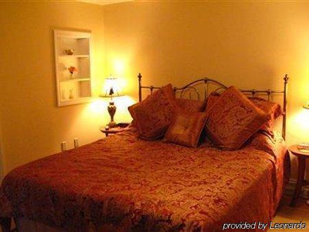 Four Creeks Bed & Breakfast Girard Room photo