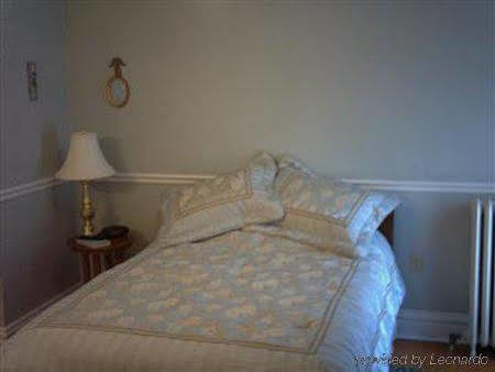 Four Creeks Bed & Breakfast Girard Room photo