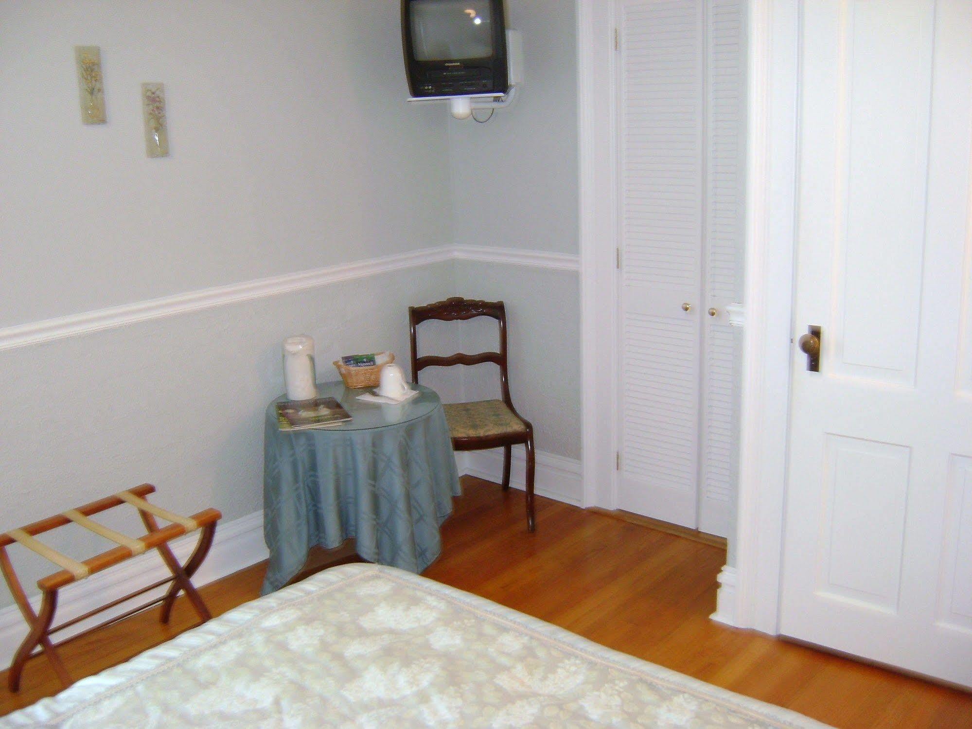 Four Creeks Bed & Breakfast Girard Exterior photo